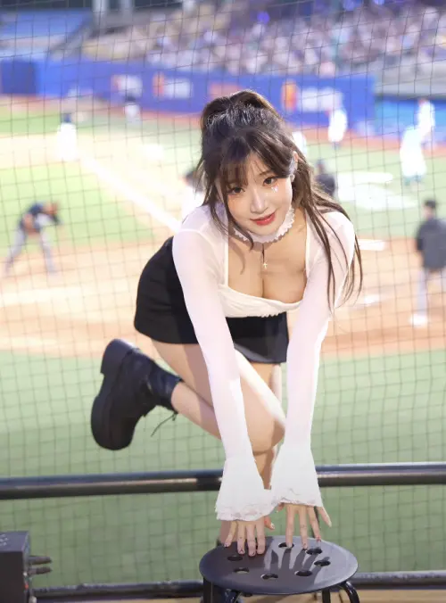 ▲女網友指出男友將李珠珢（如圖）彎腰熱舞的「邪惡角度」畫面當成桌布，讓她難以接受。（圖／欸你是看球還是看啦啦隊 YouTube）