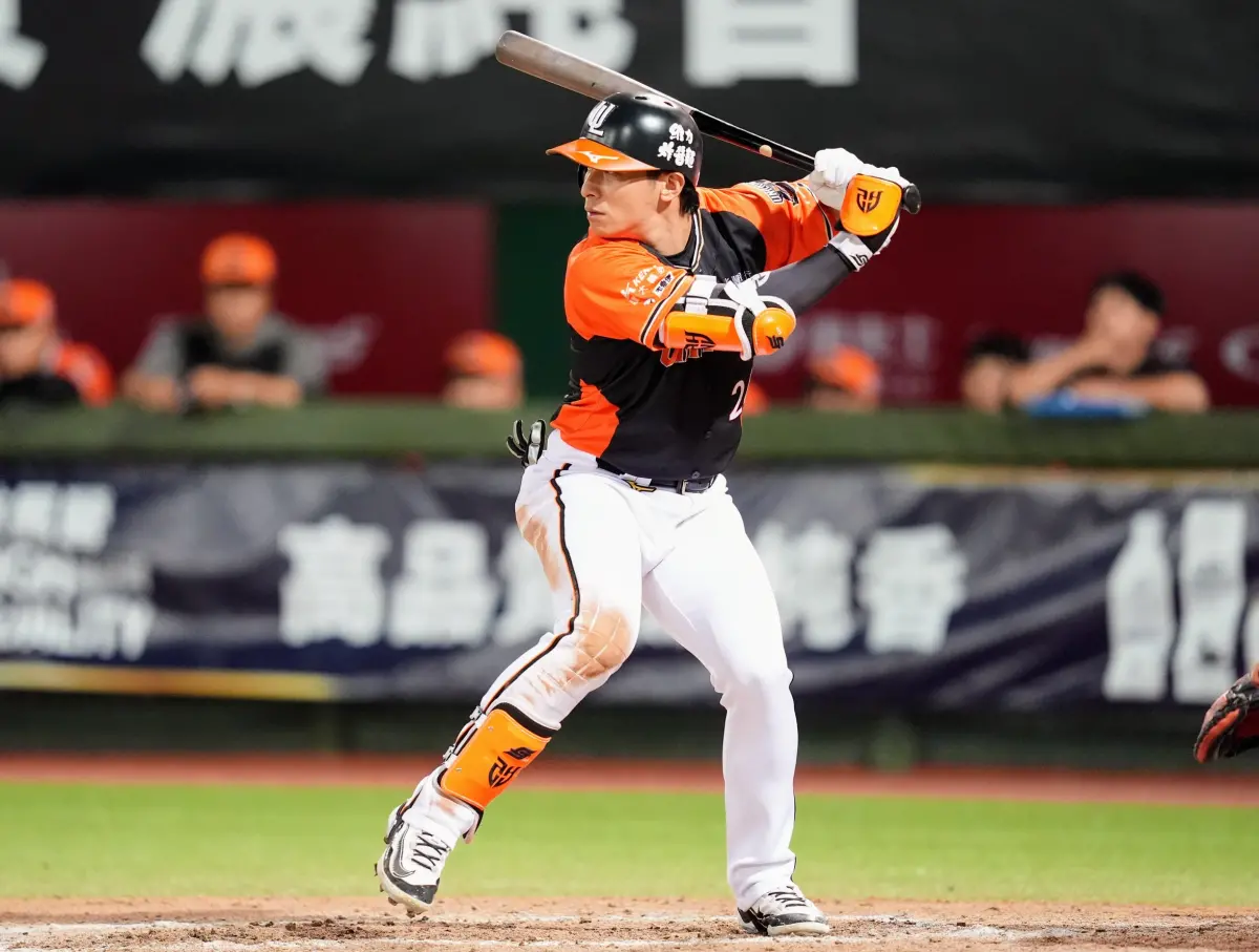 ▲統一獅強打陳傑憲面對味全龍後援強投陳冠偉，一棒扛出右外野3分砲超前比分，幫助統一獅8：5擊敗味全龍，不僅奪回全聯盟第一排名，更送給味全龍本季天母主場首敗。（圖／統一獅提供）