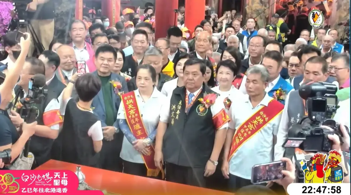 ▲卡到最佳位置的陳亭妃，不忘轉過身來自拍。（圖／翻攝白沙屯拱天宮YT，2025.05.02）