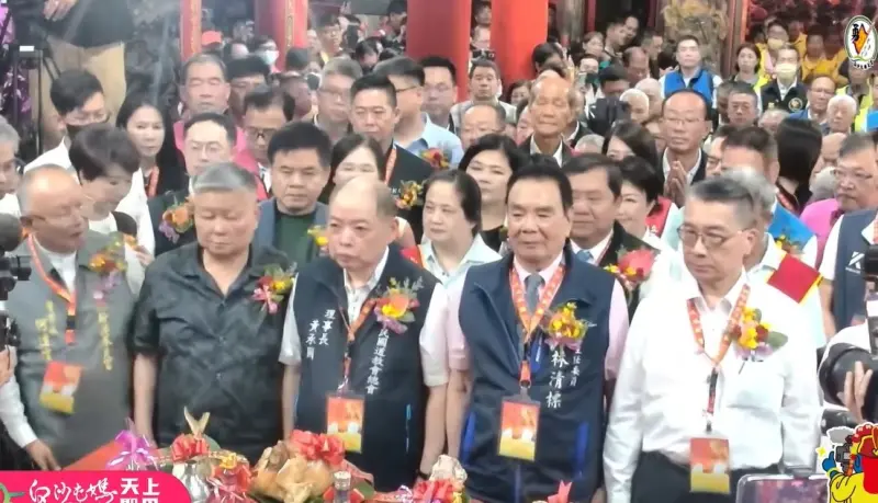 ▲兩位「清標大ㄟ」大甲鎮瀾宮董事長顏清標(前左二)和台西安西府主委林清標罕見在苗栗白沙屯媽祖前同框。(圖/翻攝白沙屯拱天宮YT,2025.05.02)