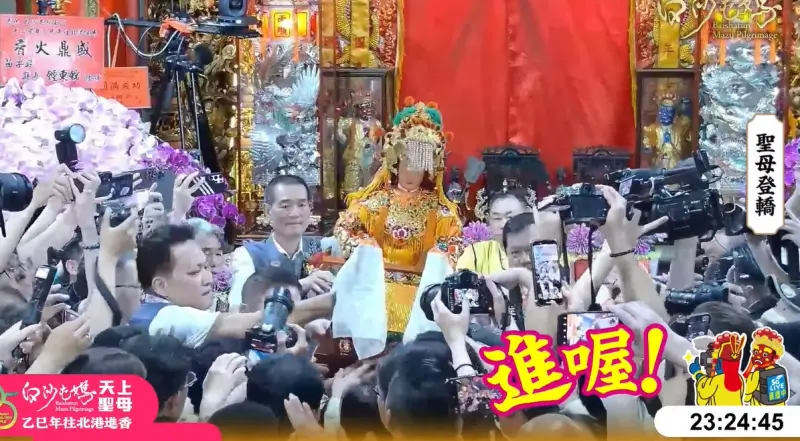 ▲北港朝天宮董事長蔡咏鍀於登轎典禮請出軟身白沙屯媽祖。(圖/翻攝白沙屯拱天宮YT,2025.05.02)