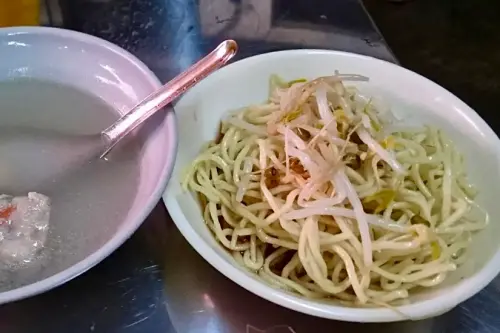 ▲北港朝天宮附近竟然有每碗10元的乾麵，而且已經賣了70年。（圖／翻攝Google評論）