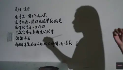 家寧吃糖葫蘆。 ▲家寧吃糖葫蘆。(圖/秘月期POPOOYouTube)