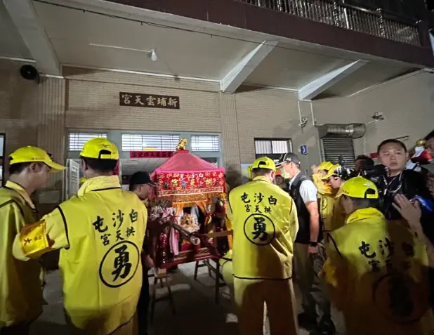 白沙屯媽祖才起駕就顯靈了！凌晨停駕雲天宮　2媽祖淵源信眾嗨爆