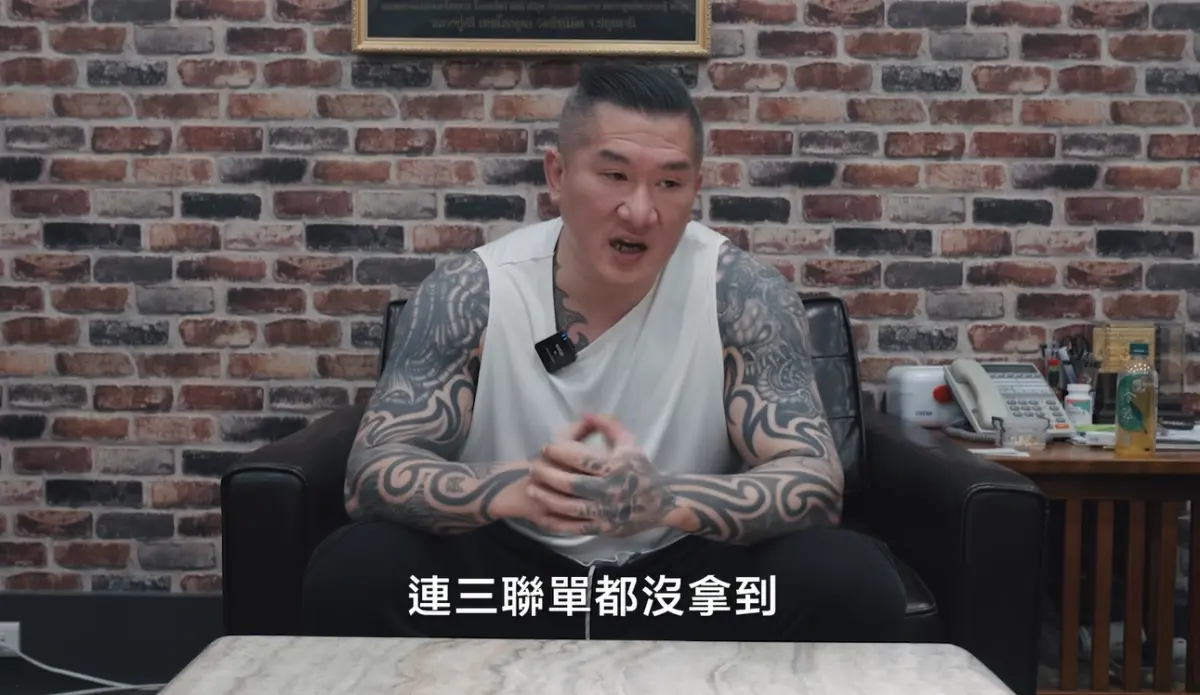 ▲館長（如圖）說自己健身房的員工在街上發傳單時被打後腦杓，報警後卻沒拿到三聯單，因為員警嫌麻煩。對此，議員詹江村介入了解情況，打臉館長說法。（圖／飆捍臉書）