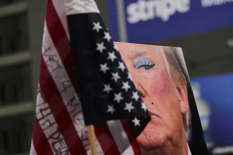 ▲美國各地1日有成千上萬的示威者走上街頭，抗議美國總統川普的政策。（圖／美聯社／達志影像）