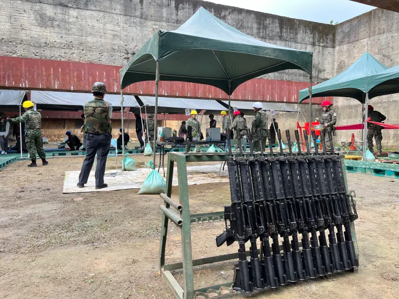 ▲北市高中生實彈射擊體驗活動,113學年度第2學期活動於海軍陸戰隊陸戰六六旅靶場舉辦,體驗國軍T65K2步槍射擊。(圖/北市教育局提供)