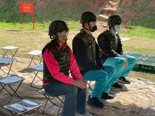 ▲北市高中生實彈射擊體驗活動,113學年度第2學期活動於海軍陸戰隊陸戰六六旅靶場舉辦,體驗國軍T65K2步槍射擊。(圖/北市教育局提供) ▲北市高中生實彈射擊體驗活動,113學年度第2學期活動於海軍陸戰隊陸戰六六旅靶場舉辦,體驗國軍T65K2步槍射擊。(圖/北市教育局提供)