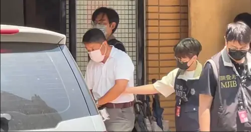 ▲上午10時40分，一組組長伍康龍從國民黨台中市黨部側門被帶上車。（圖／讀者提供，2025.05.02）