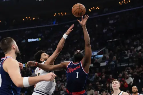 ▲洛杉磯快艇對決丹佛金塊。上半場打完，快艇球星James Harden爆發，半場砍下21分，對飆金塊中鋒Nikola Jokic，率隊暫時以58：57領先。（圖／美聯社／達志影像）