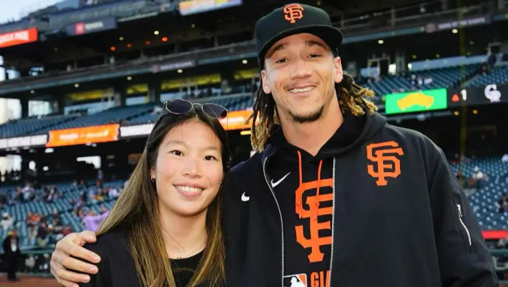 ▲美國女子職籃WNBA新人選秀會中，台裔女將「Kaitlyn Chen」入選金州女武神的消息轟動一時。正式中文名字為陳紫柔的她，今（2）日也在美國職棒大聯盟（MLB）舊金山巨人隊主場亮相開球，她穩穩將球投入捕手守中，展現驚人運動細胞。（圖／翻攝自舊金山巨人Instagram）