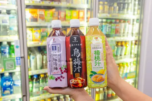 ▲7-11開發名店楊桃汁、烏梅汁、仙楂洛梅飲，5月27日前2瓶49元。（圖／業者提供）