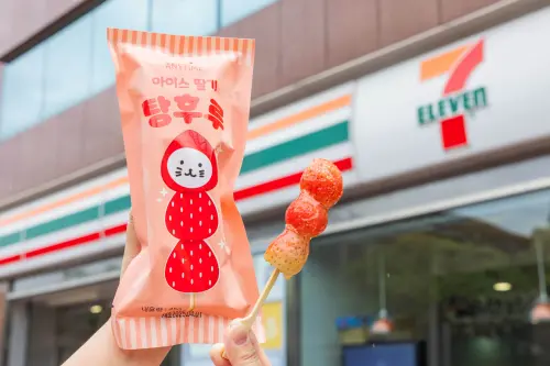▲7-11販售韓國原裝進口冰草莓糖葫蘆，售價85元。（圖／業者提供）