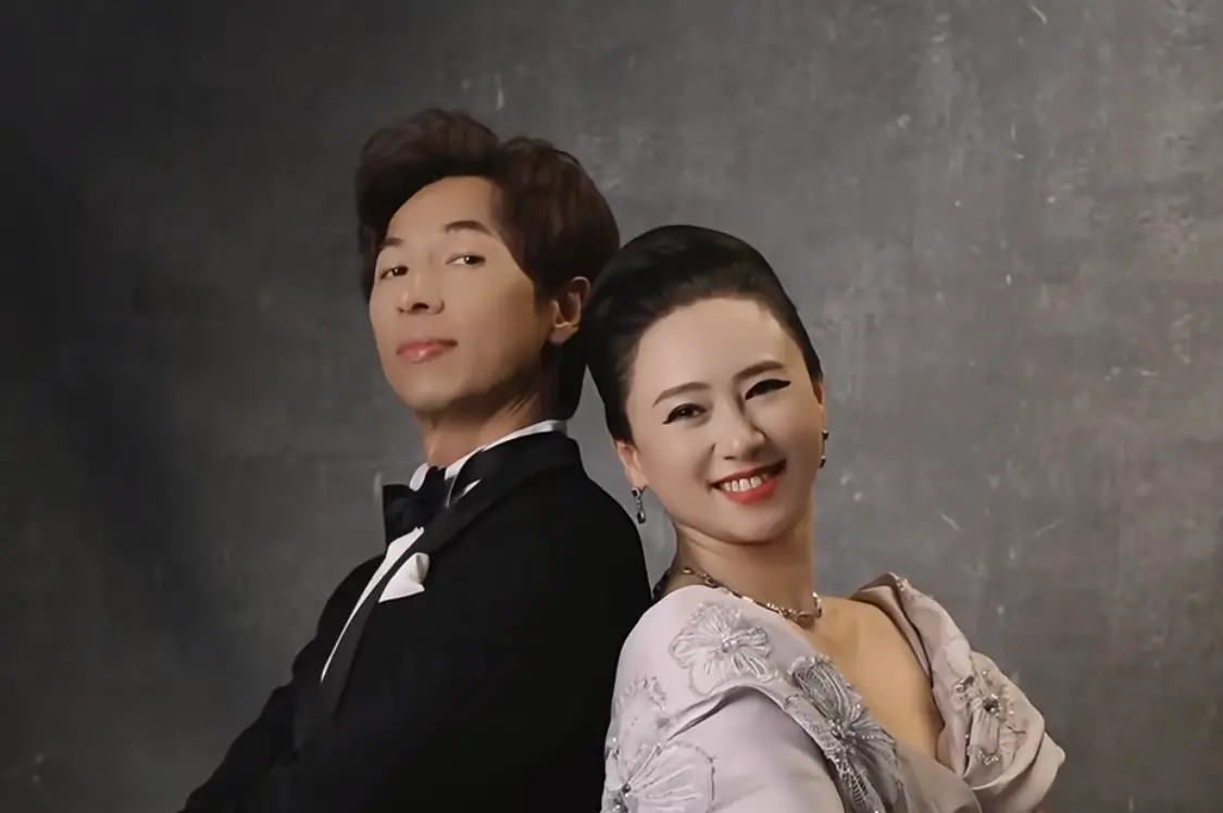 ▲女星翁虹（右）與丈夫劉冠廷（左）結婚18年，近日翁虹在社群坦承夫妻已分居3年，兩人各忙各的，對此，她也不後悔，認為「小別勝新婚」。（圖／翁虹小紅書）