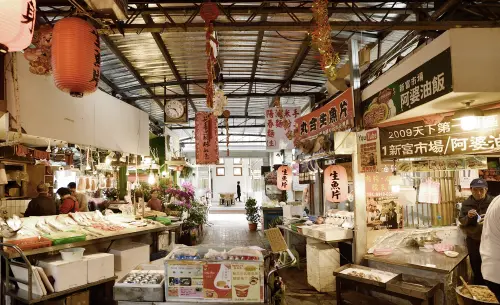 ▲新富町文化市場外,東三水街市場的買菜人潮絡繹不絕;而市場內部,則靜靜容納著酒場、展場與工作室等多元空間。(圖/ 林友寒提供) ▲新富町文化市場外,東三水街市場的買菜人潮絡繹不絕;而市場內部,則靜靜容納著酒場、展場與工作室等多元空間。(圖/ 林友寒提供)