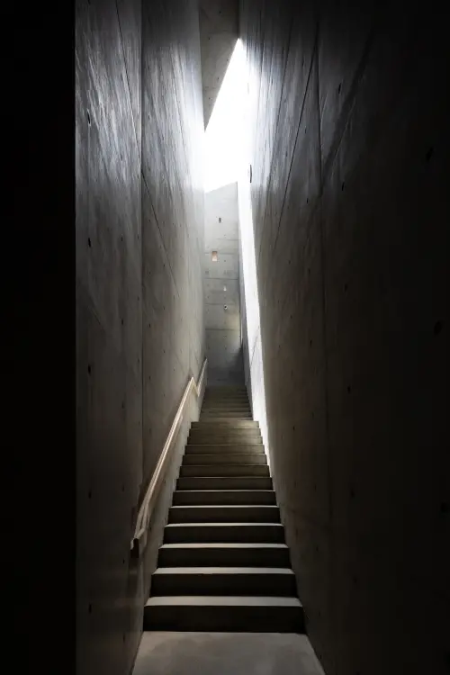 ▲江賢二藝術園區裡,光線是靈魂也是敘事者,低語著他創作歷程中每一段靜默的體悟。(圖/ 林友寒提供) ▲江賢二藝術園區裡,光線是靈魂也是敘事者,低語著他創作歷程中每一段靜默的體悟。(圖/ 林友寒提供)