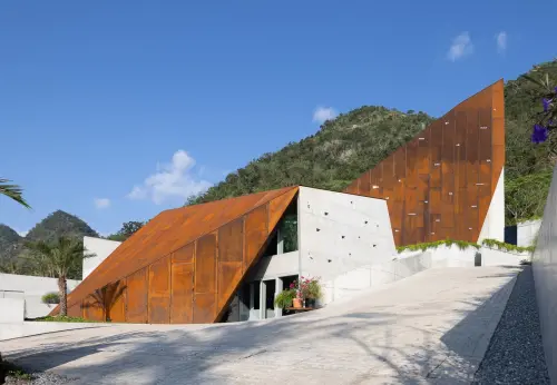 ▲江賢二藝術園區的建築貼合山形鋪陳,於地貌中自然展開。(圖/ 林友寒提供) ▲江賢二藝術園區的建築貼合山形鋪陳,於地貌中自然展開。(圖/ 林友寒提供)