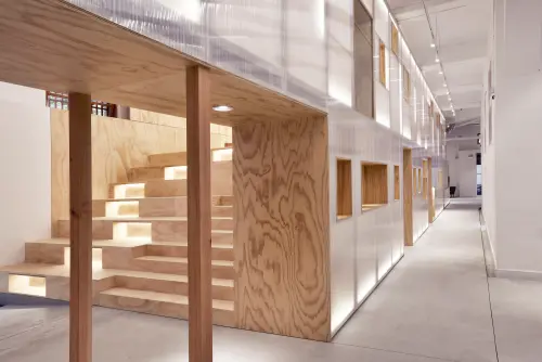 ▲新富町文化市場採以輕盈且簡約的工法施作,不僅保留原有古蹟的肌理,也避免對既有結構造成負擔。(圖/ 林友寒提供) ▲新富町文化市場採以輕盈且簡約的工法施作,不僅保留原有古蹟的肌理,也避免對既有結構造成負擔。(圖/ 林友寒提供)