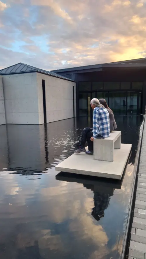 ▲林友寒與江賢二老師,共同在光與山之間,交換他們對創作與時代的體悟。(圖/ 林友寒提供) ▲林友寒與江賢二老師,共同在光與山之間,交換他們對創作與時代的體悟。(圖/ 林友寒提供)