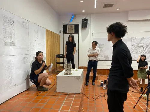 ▲林友寒於課堂間分享建築與思辨,帶領學生重新觀看這個世界。(圖/ 林友寒提供) ▲林友寒於課堂間分享建築與思辨,帶領學生重新觀看這個世界。(圖/ 林友寒提供)