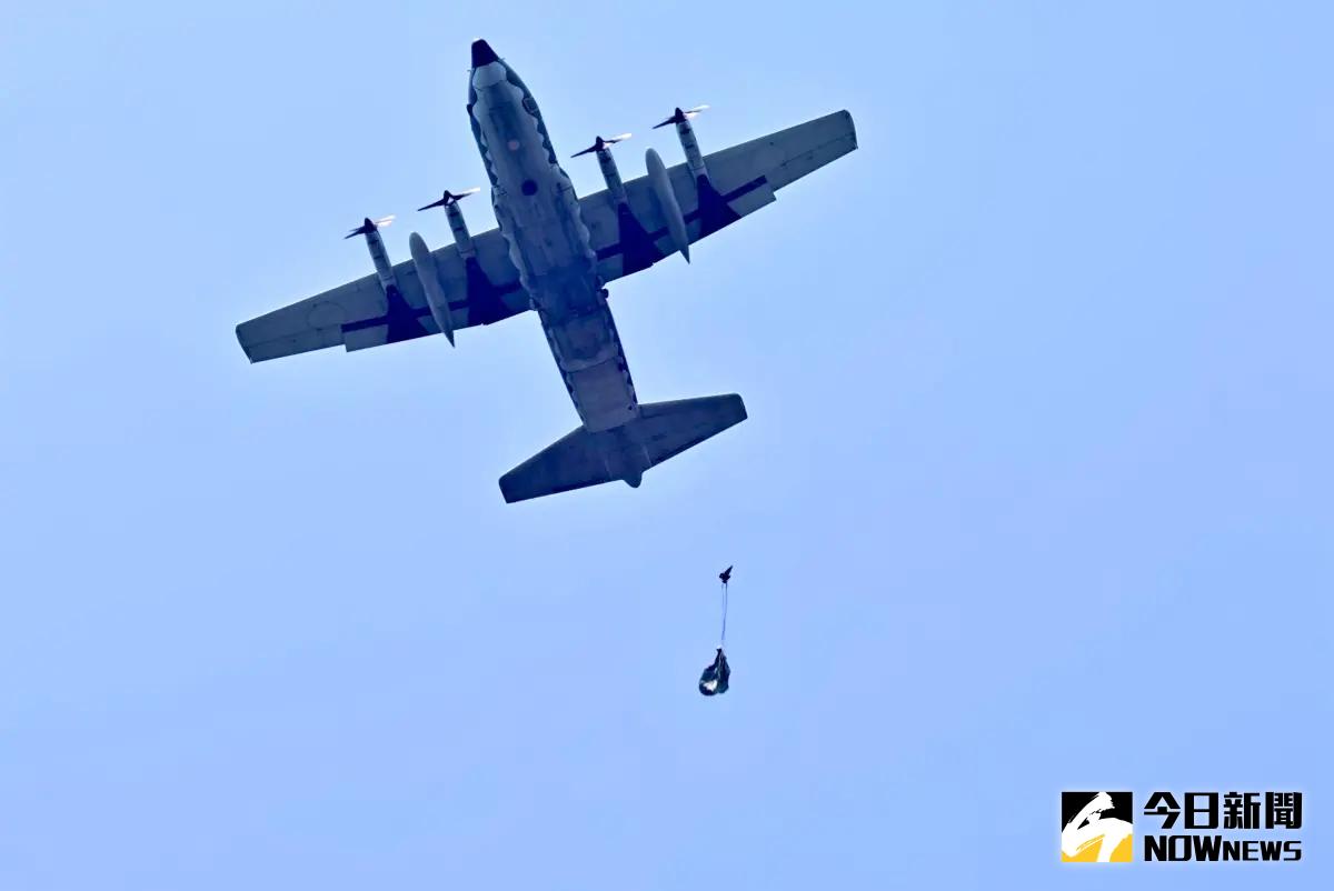▲陸軍空降訓練，在C-130H運輸機率先跳出的為2名傘具整摺作業班及1名傘整連回流複訓訓員。（圖／記者莊全成攝，2025.05.02）