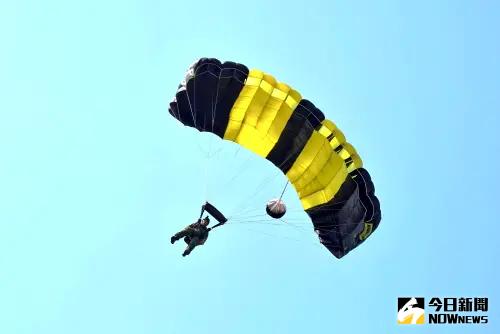 ▲傘訓教官組亦於萬呎高空進行駐地高空跳傘，使用P-275、NS-260等型號高空傘及滲透傘。（圖／記者莊全成攝，2025.05.02）