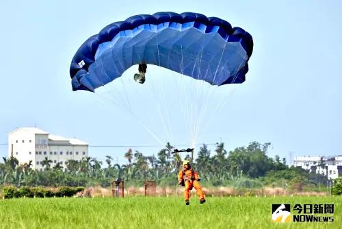 ▲高空滲透跳傘訓練班，訓員於8000呎高空拉開P-275高空傘準確著陸。（圖／記者莊全成攝，2025.05.02）