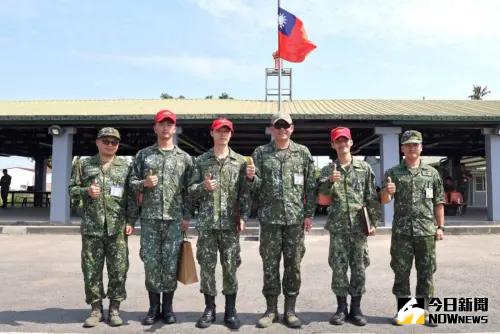 ▲空訓中心上校指揮官陳冠宇（右3），於訓練結束後親自主持傘具整摺作業班結訓典禮。（圖／記者莊全成攝，2025.05.02）