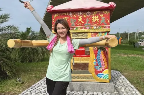 小優遭吳宗憲解約陷低潮！朝聖白沙屯媽祖畫面曝光：一路等到半夜
