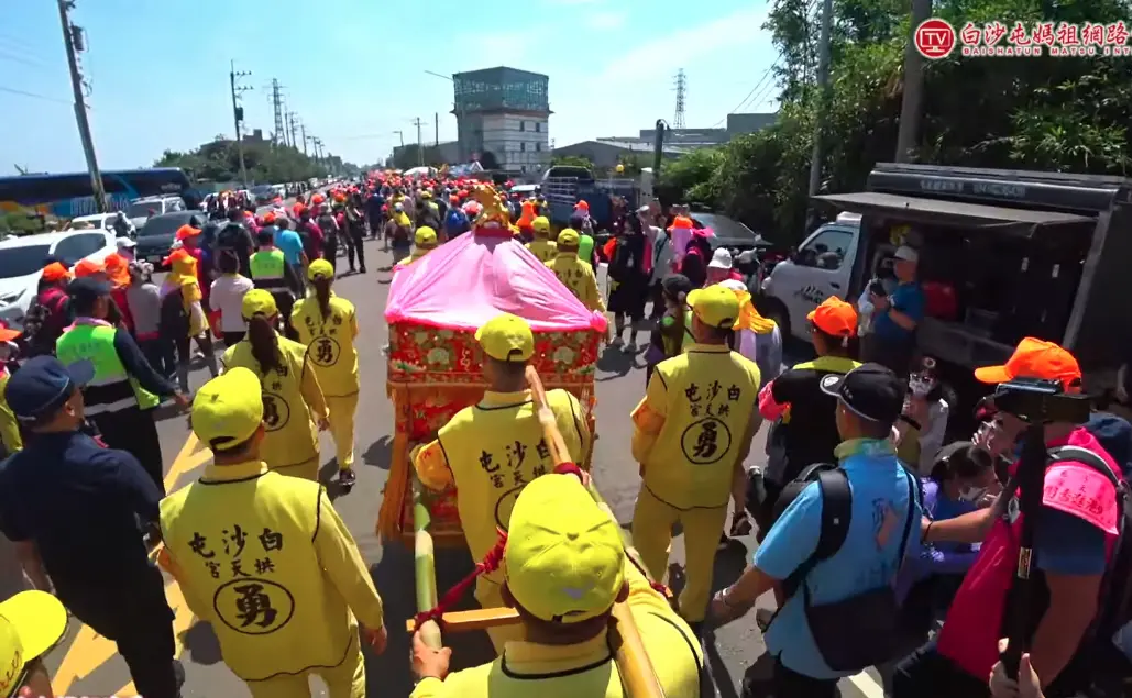 ▲白沙屯媽祖年度盛事「北港進香」昨（1）日晚間23點25分登轎起駕，今年遶境行程緊湊，僅用37小時徒步約150至200公里，目前2日下午1時許已抵達彰化伸港鄉。（圖／翻攝白沙屯媽祖網路電視台YT）