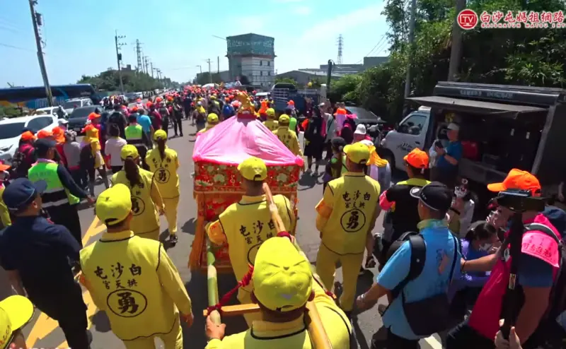 ▲白沙屯媽祖年度盛事「北港進香」昨（1）日晚間23點25分登轎起駕，今年遶境行程緊湊，僅用37小時徒步約150至200公里，目前2日下午1時許已抵達彰化伸港鄉。（圖／翻攝白沙屯媽祖網路電視台YT）