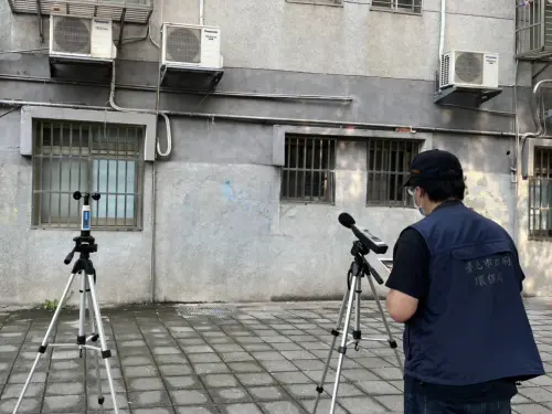▲▲冷氣室外機開機時產生轟隆運轉聲或低頻噪音，經環保局以噪音檢測儀器確認超過管制標準，限期改善仍未符合規定的話，最重會被罰3萬元。（圖／臺北市環保局提供）