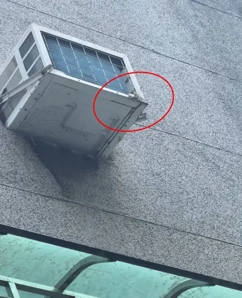 ▲冷氣室外機要記得安裝排水管，放任冷凝水滴滴答答自流，最重會被罰6000元。（圖／臺北市環保局提供）