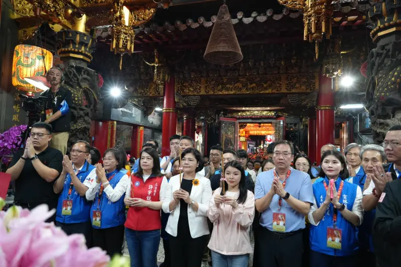 ▲張麗善與白沙屯媽祖一同從拱天宮出發，與三十餘萬信徒朝雲林北港朝天宮進香。（圖／翻攝張麗善臉書）