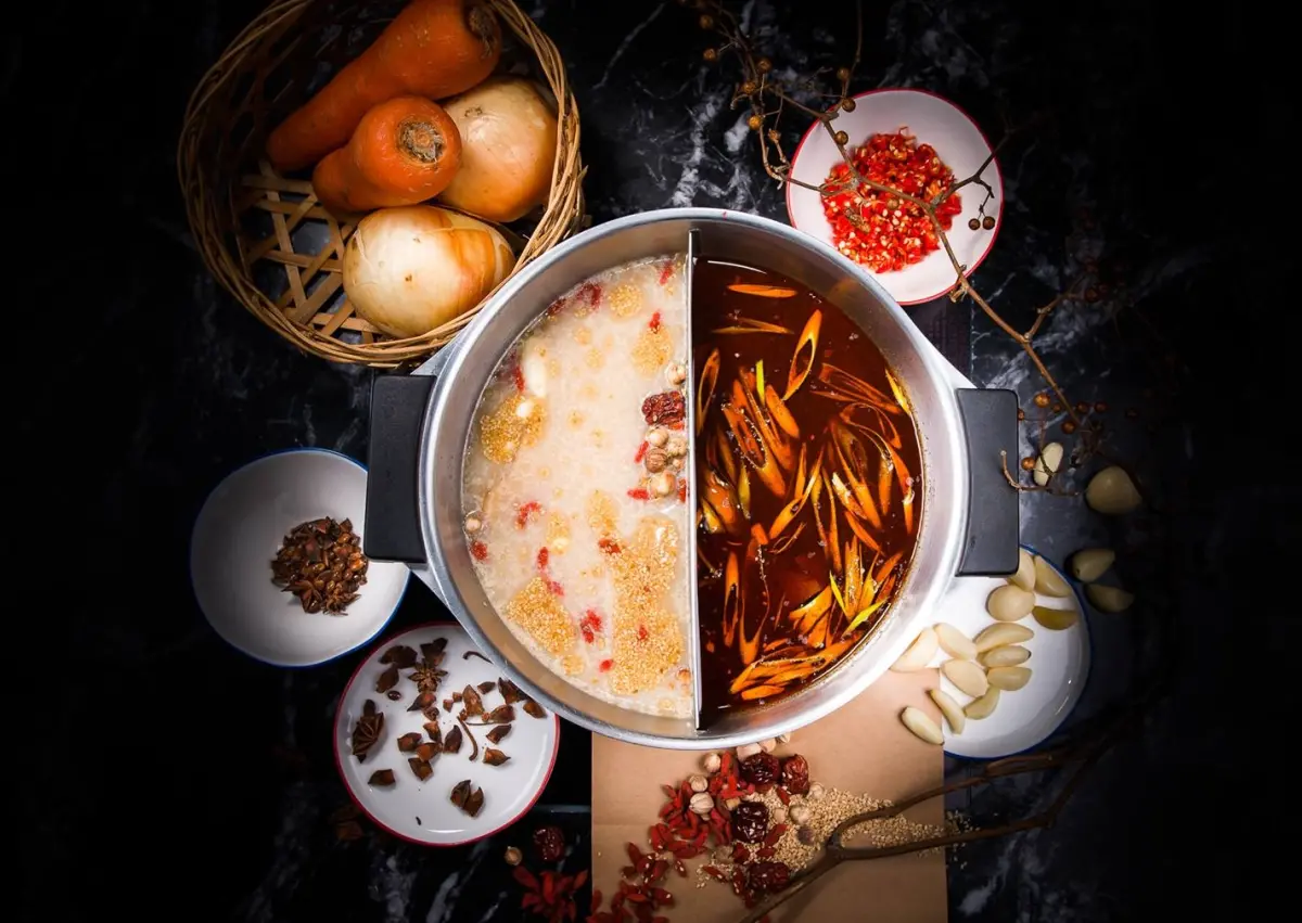 ▲一名顧客到「辛殿麻辣鍋」吃冰淇淋誤吞碎玻璃，導致喉嚨出血、胸悶等。辛殿回應，顧客的醫療費跟後續問題會全權負責，也提供慰問金，並檢討跟疏失懲處。（圖／翻攝「辛殿麻辣鍋」臉書）