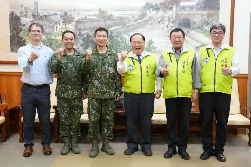 澎防部新任指揮官陳俊源(左3),拜會縣長陳光復(右3),雙方就地方建設、軍民關係及未來合作方向深入交換意見 ▲澎防部新任指揮官陳俊源(左3),拜會縣長陳光復(右3),雙方就地方建設、軍民關係及未來合作方向深入交換意見。(圖/澎湖縣府提供)