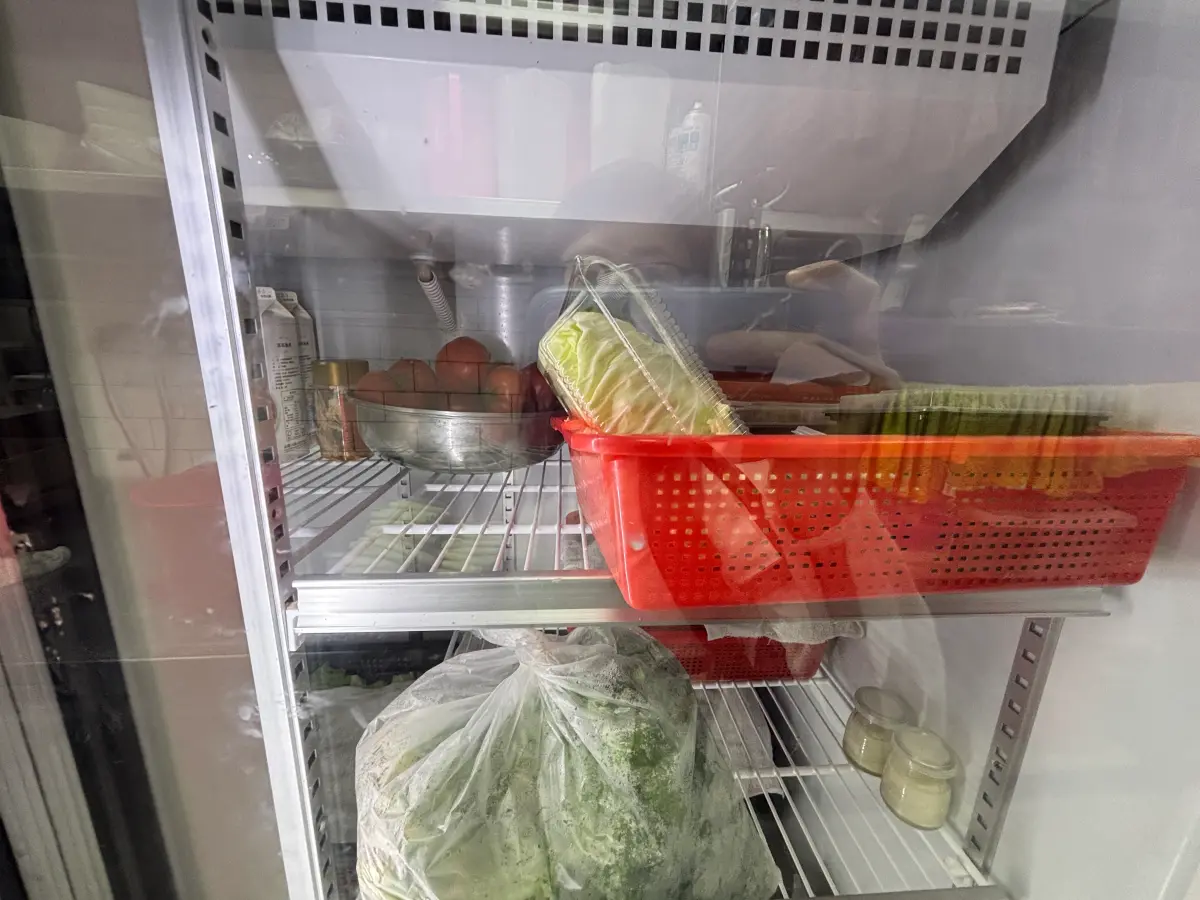 ▲北市信義區麻辣火鍋店冰淇淋遭投訴內有碎玻璃，北市衛生局前往稽查發現缺失，令限期改善。（圖／北市衛生局提供）