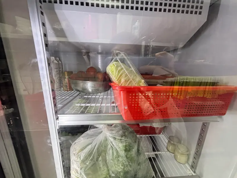 ▲北市信義區麻辣火鍋店冰淇淋遭投訴內有碎玻璃，北市衛生局前往稽查發現缺失，令限期改善。（圖／北市衛生局提供）