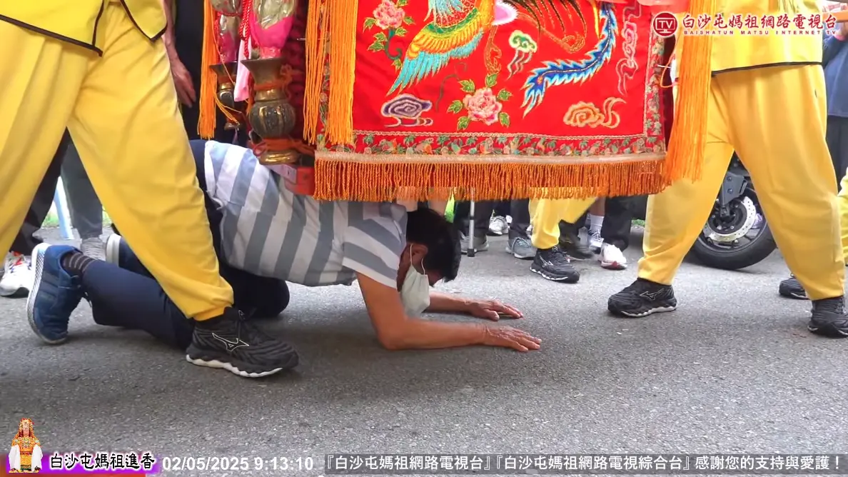 ▲白沙屯媽祖遶境昨（1）日正式起駕，不到12小時就抵達台中清水，且短短半天就發生感人畫面，粉紅超跑竟回頭安慰行動不便的信徒，輕撫後背長達3分鐘，讓網友看了感動不已。（圖／翻攝白沙屯媽祖網路電視台YT）