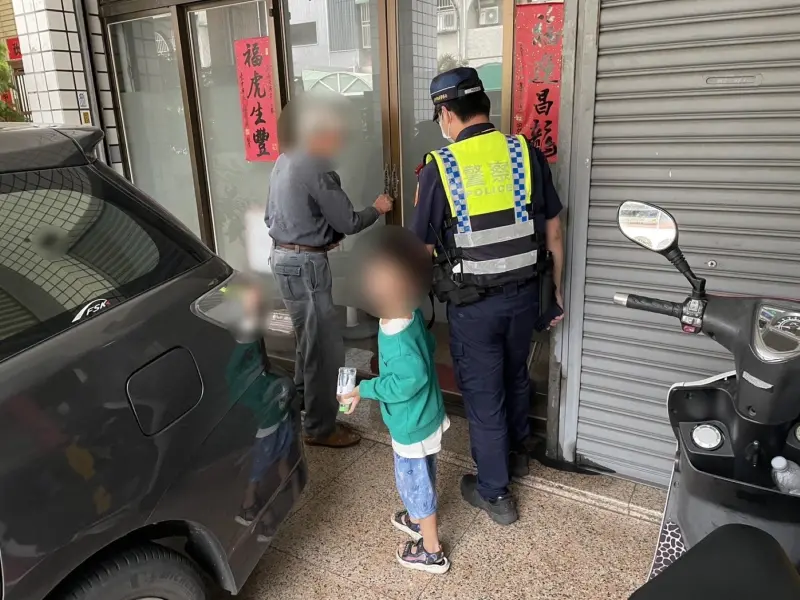 ▲警方見祖孫倆均已精疲力盡，經評估祖孫返家距離需約10分多鐘的車程，遂駕警車護送兩人平安返家（圖/記者鄧力軍翻攝）