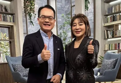 ▲王彩樺（右）接受《話時代人物》主持鄭弘儀的訪問，提到自己42歲唱了〈保庇〉，才嘗到大紅的滋味。（圖／三立新聞台提供）