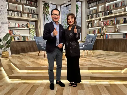 ▲王彩樺（右）和鄭弘儀（左）在《話時代人物》暢聊自己的演藝人生，雖然有很多辛酸，但總算在中年時走紅。（圖／三立新聞台提供）