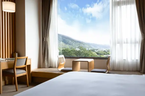 礁溪長榮鳳凰酒店此次住宿券優惠主打「高級洋式客房平日一泊二食」下殺3.8折,每張只需8,388元,購買五張再加贈一張純住住宿券;另推出平日純住套票組合,揪團入住購買五套即送一套,每晚平均僅需5,998元。(圖/礁溪長榮鳳凰提供) ▲礁溪長榮鳳凰酒店此次住宿券優惠主打「高級洋式客房平日一泊二食」下殺3.8折,每張只需8,388元,購買五張再加贈一張純住住宿券;另推出平日純住套票組合,揪團入住購買五套即送一套,每晚平均僅需5,998元。(圖/礁溪長榮鳳凰提供)