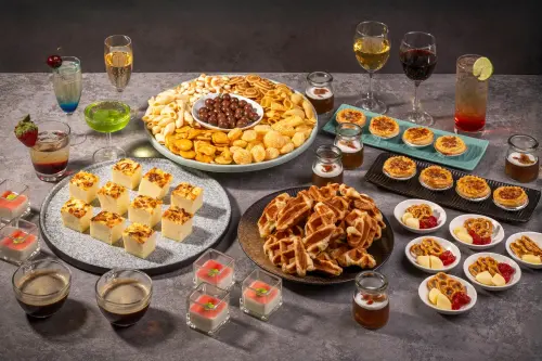 長榮鳳凰酒店(礁溪)也宣告飯店內打造全新空間「鳳凰飴號」,預訂一泊二食專案之散客可進入免費使用此空間。每日14:00至22:30開放,提供指定房客自助式輕食與飲品。(圖/礁溪長榮鳳凰提供) ▲長榮鳳凰酒店(礁溪)也宣告飯店內打造全新空間「鳳凰飴號」,預訂一泊二食專案之散客可進入免費使用此空間。每日14:00至22:30開放,提供指定房客自助式輕食與飲品。(圖/礁溪長榮鳳凰提供)