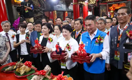 盧秀燕參拜白沙屯媽 陳亭妃卡第一排!兩位「清標大ㄟ」罕見同框 ▲張麗善、盧秀燕、鍾東錦等三縣市長,在登轎典禮一起獻爵。(圖/翻攝白沙屯拱天宮YT,2025.05.02)