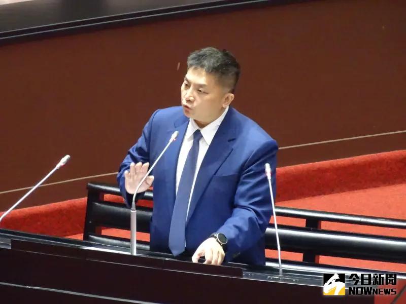 ▲吳宗憲5日於司法法制委員會質詢法務部長鄭銘謙時，提及有多位義工反映，在搜索現場竟被要求交出手機，手機被看了1個小時再發還。（圖／資料照片）