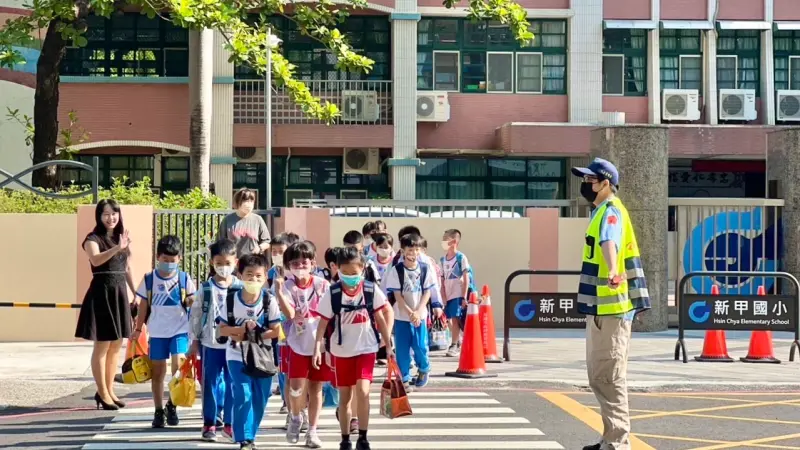 ▲鳳山區新甲國小從校園推動「好走又安全」環境，將以往老舊校園通學步道重新設計，從學校延伸至社區相互聯結。（圖／高市府教育局提供）