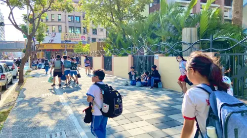 ▲鳳山區新甲國小通學步道全長達443公尺，形成完整學區與公共空間的行走網絡。（圖／高市府教育局提供）