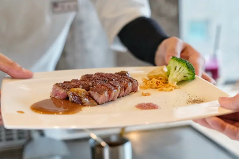 ▲曾被封為全台十大頂級鐵板燒的「墨賞新鐵板料理」，新開設古亭店，餐價最低為平日午間套餐每客980元+10%起，圖為較高價位的海陸套餐中的老饕牛排。（圖／記者葉盛耀攝）