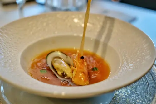 ▲「墨賞新鐵板料理－古亭店」標榜跳脫傳統鐵板料理模式，多道菜色採用歐陸技法，像是圖中的匈牙利海鮮湯。（圖／記者葉盛耀攝）